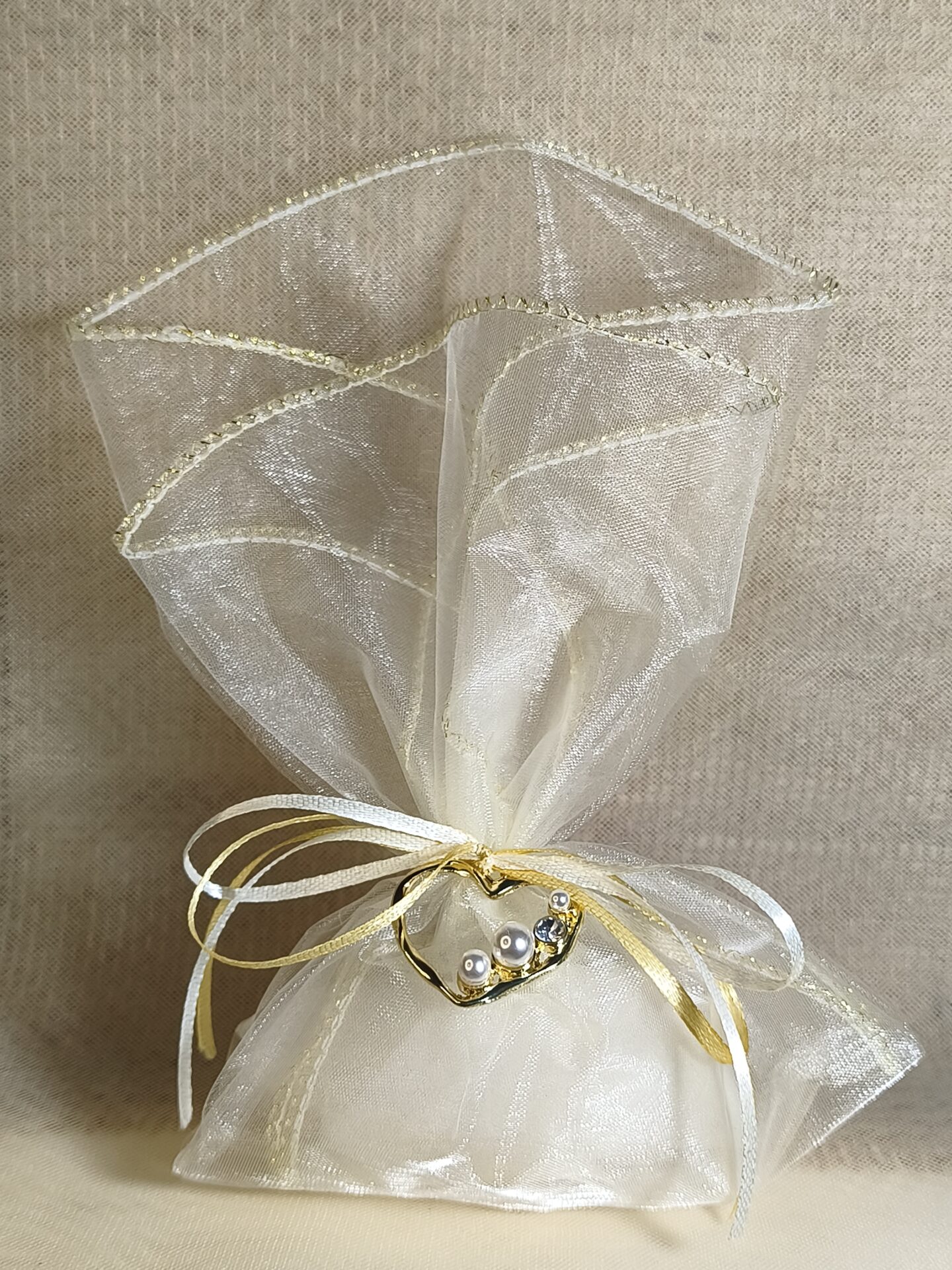 Mπομπονιερα Γαμου Μαντηλι Οργαντινε Χρυσο Τελειωμα+Καρδια Στρας Περλα