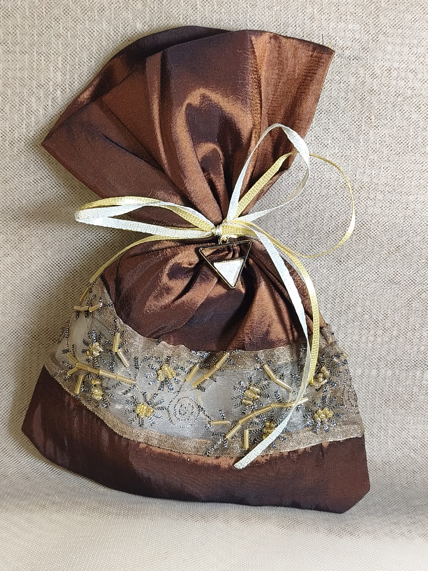 Mπομπονιερα Γαμου Πουγκι Σατεν Με Κεντημα+Τριγωνο Ιριδιζων