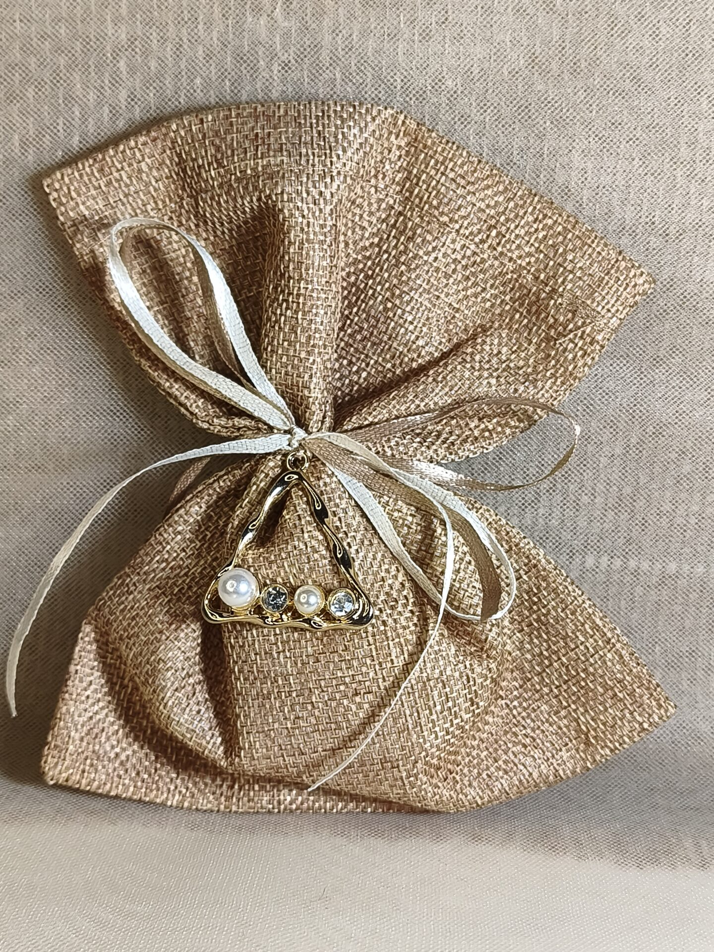 Mπομπονιερα Γαμου Πουγκι Kαμβας +Τριγωνο Στρας Περλα