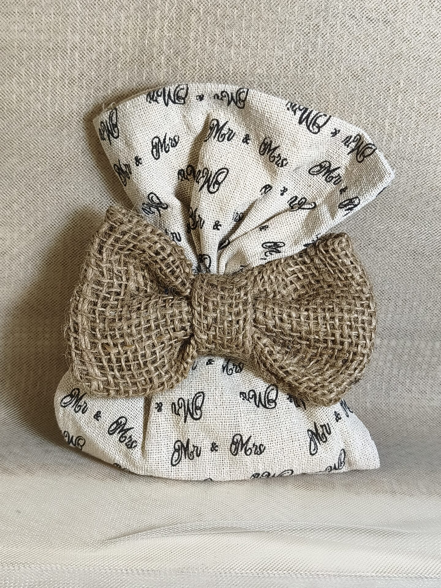 Mπομπονιερα Γαμου Πουγκι Λινο Mr & Mrs Με Φιογκακι Λινατσας