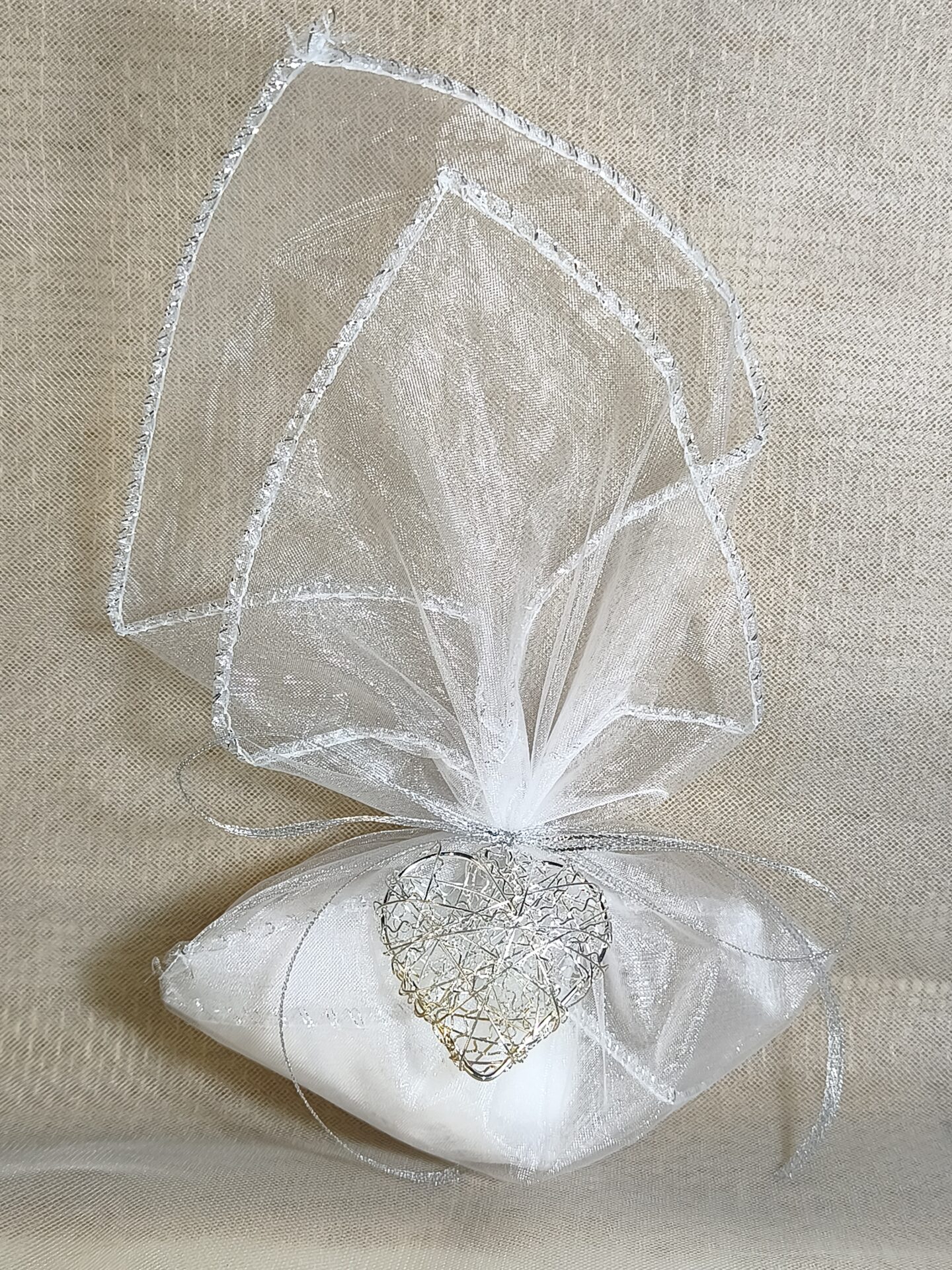 Mπομπονιερα Γαμου Μαντηλι Οργαντινα Με Ασημι Τελειωμα + Καρδια