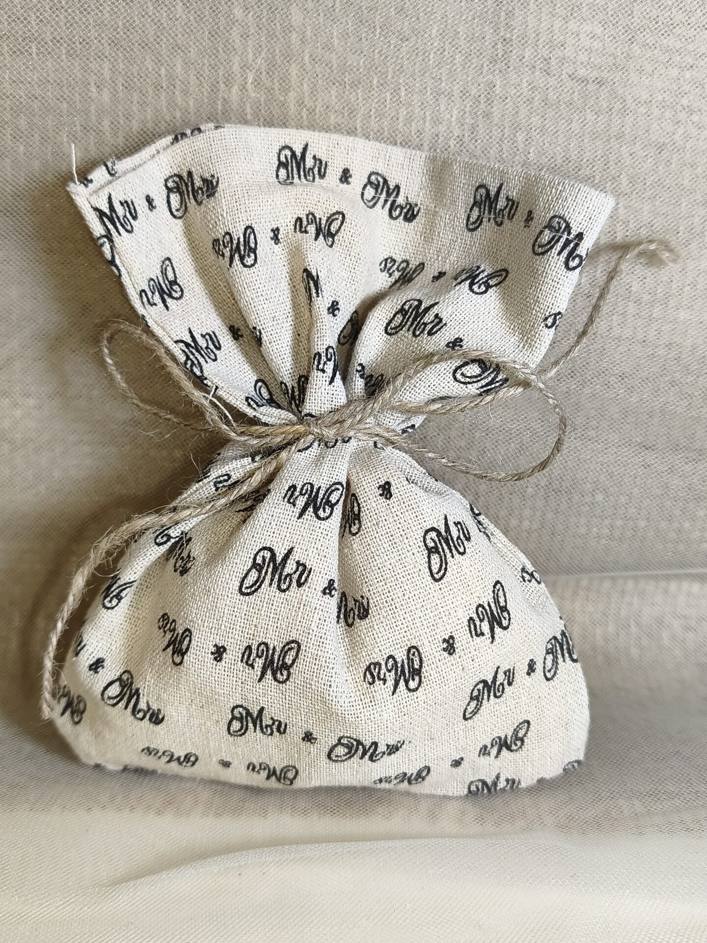 Mπομπονιερα Γαμου Πουγκι Λινο Mr & Mrs