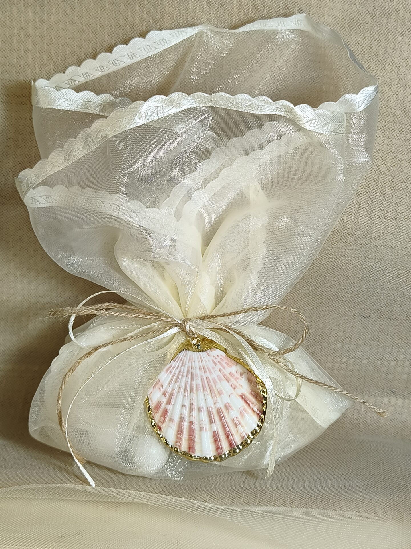 Mπομπονιερα Γαμου Μαντηλι Οργαντινα Με Σατεν Τελειωμα +Κοχυλι