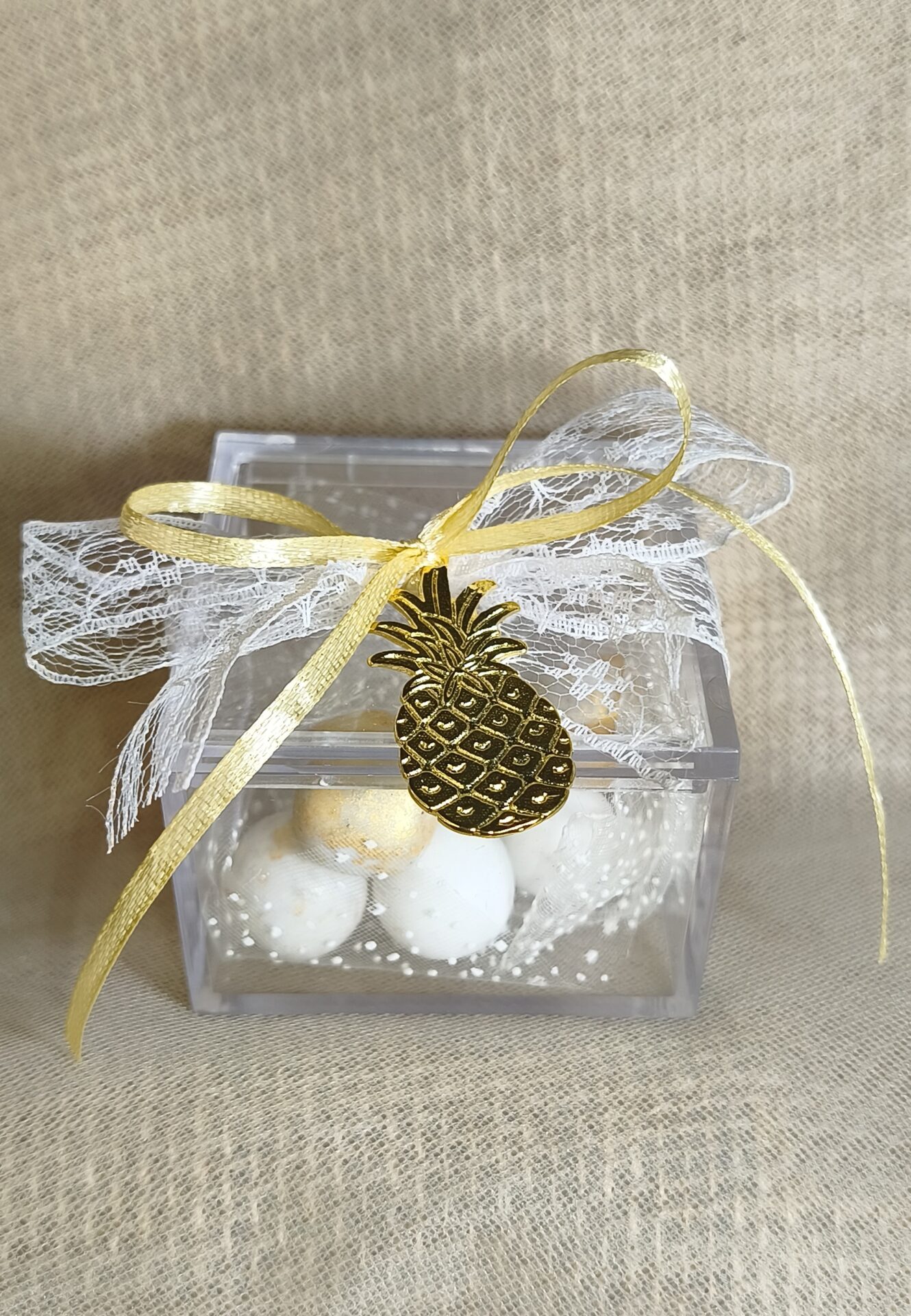 Mπομπονιερα Βαπτισης Κουτακι Plexiglass +Ανανας Με Δαντελα