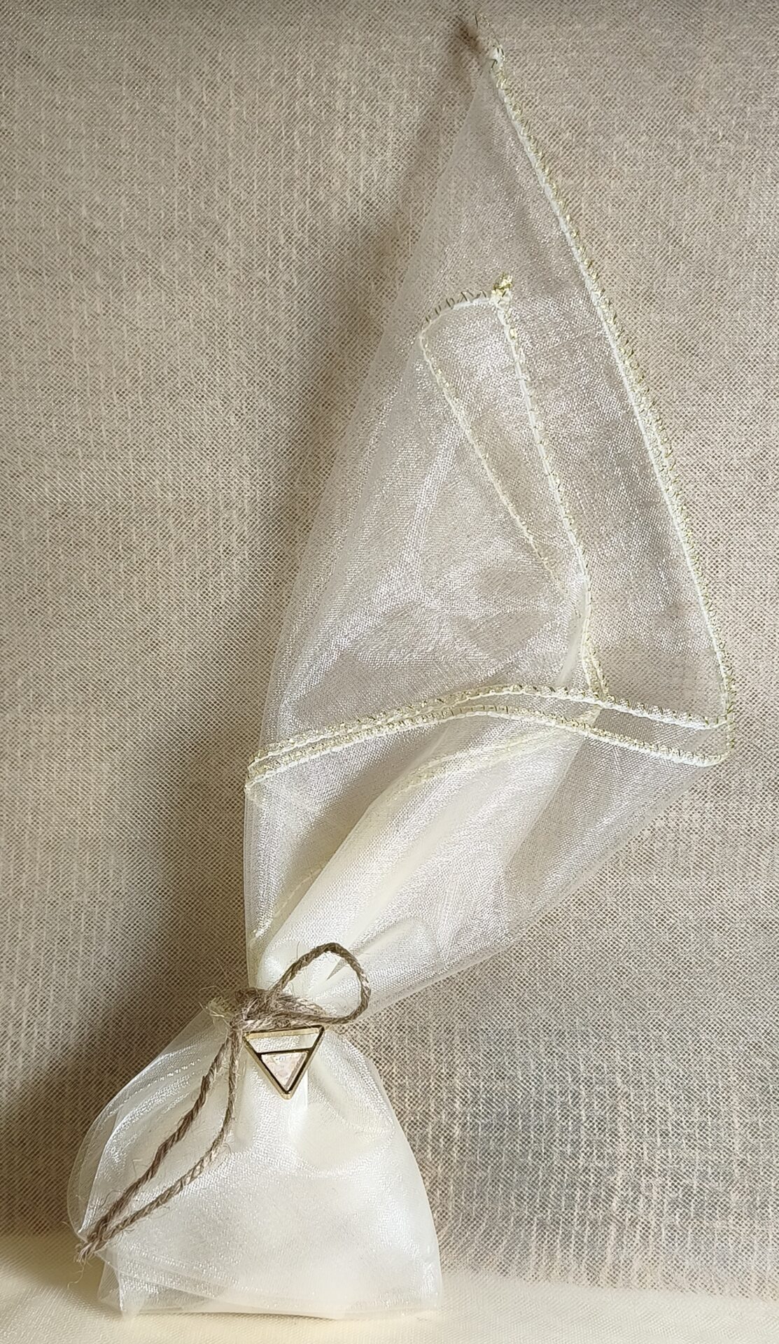 Mπομπονιερα Γαμου Μαντηλι Οργαντινα Με Xρυσο Τελειωμα+Τριγωνο Ιριδιζων