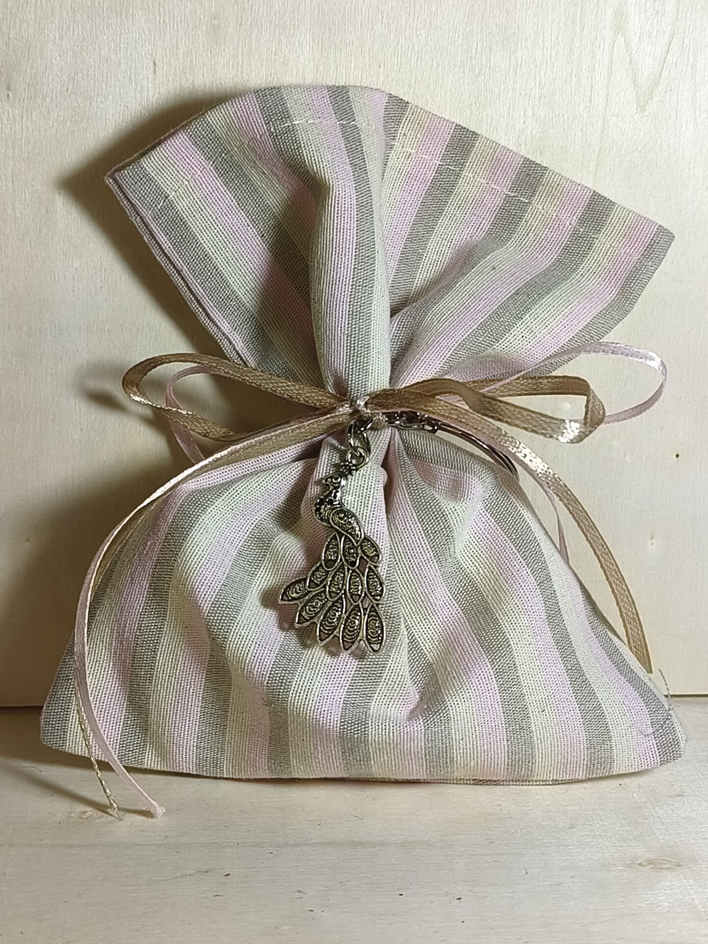 Mπομπονιερα Βαπτισης Πουγκι Ριγε+Παγωνι Μπρελοκ