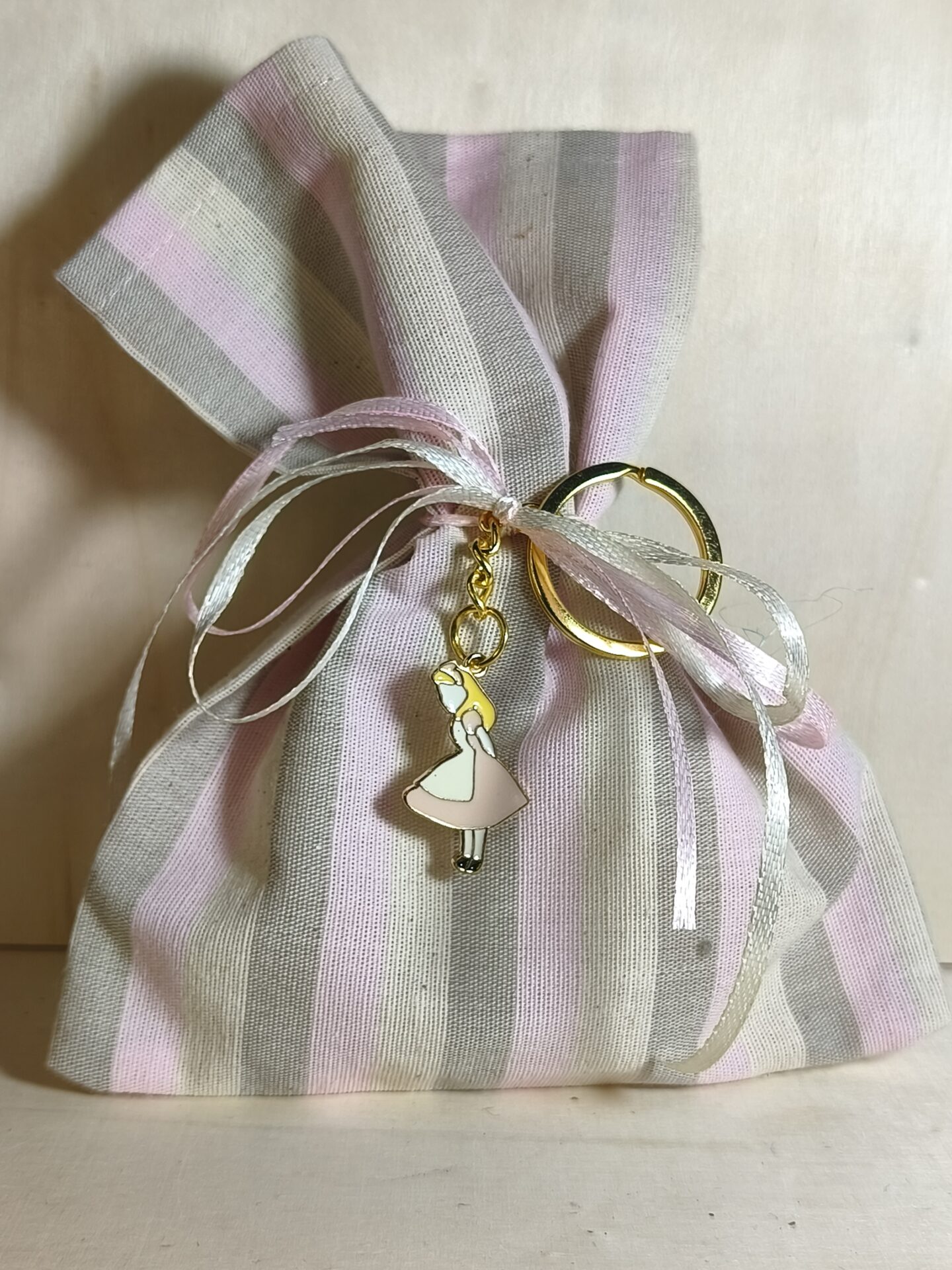 Mπομπονιερα Βαπτισης Πουγκι Ριγε 13χ17cm+Αλικη Μπρελοκ