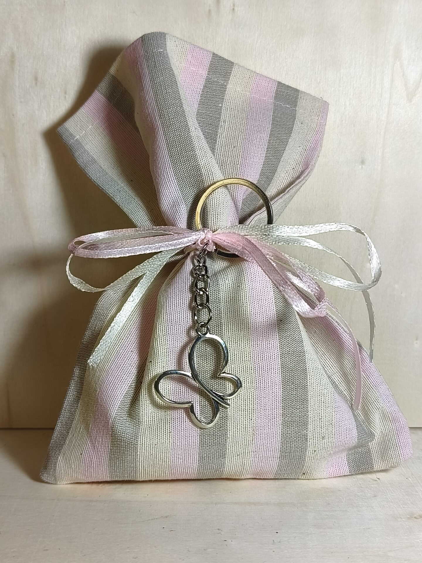 Mπομπονιερα Βαπτισης Πουγκι Ριγε+Πεταλουδα Μπρελοκ