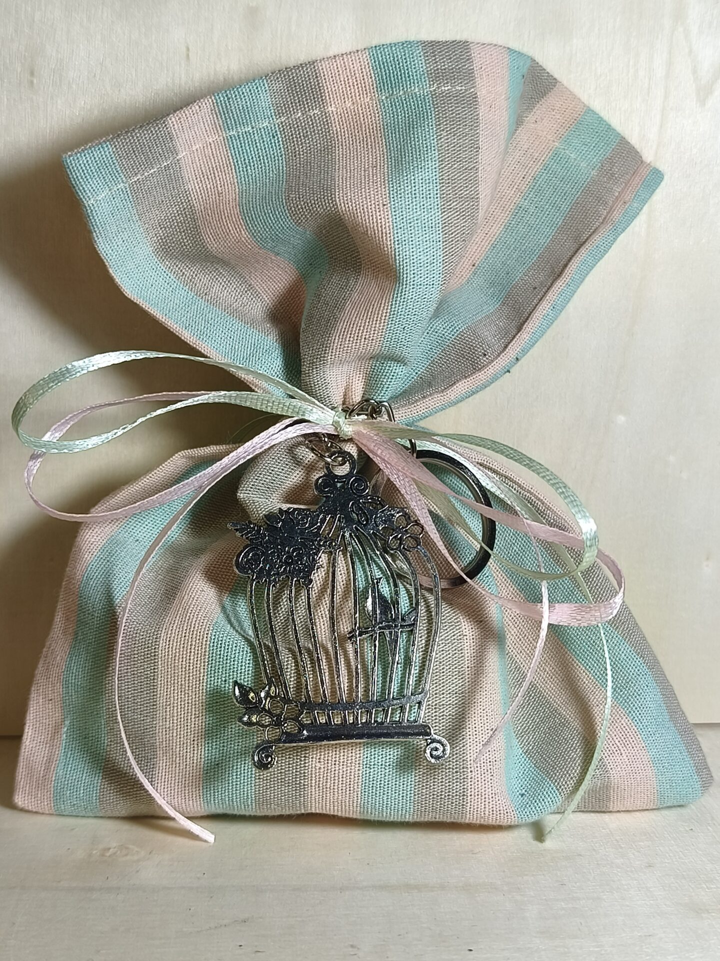 Mπομπονιερα Βαπτισης Πουγκι Ριγε+Κλουβακι Μπρελοκ