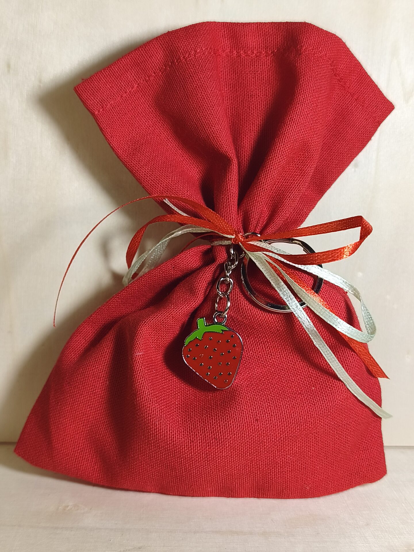 Mπομπονιερα Βαπτισης Πουγκι Βαμβακερο+Φραουλα Μπρελοκ