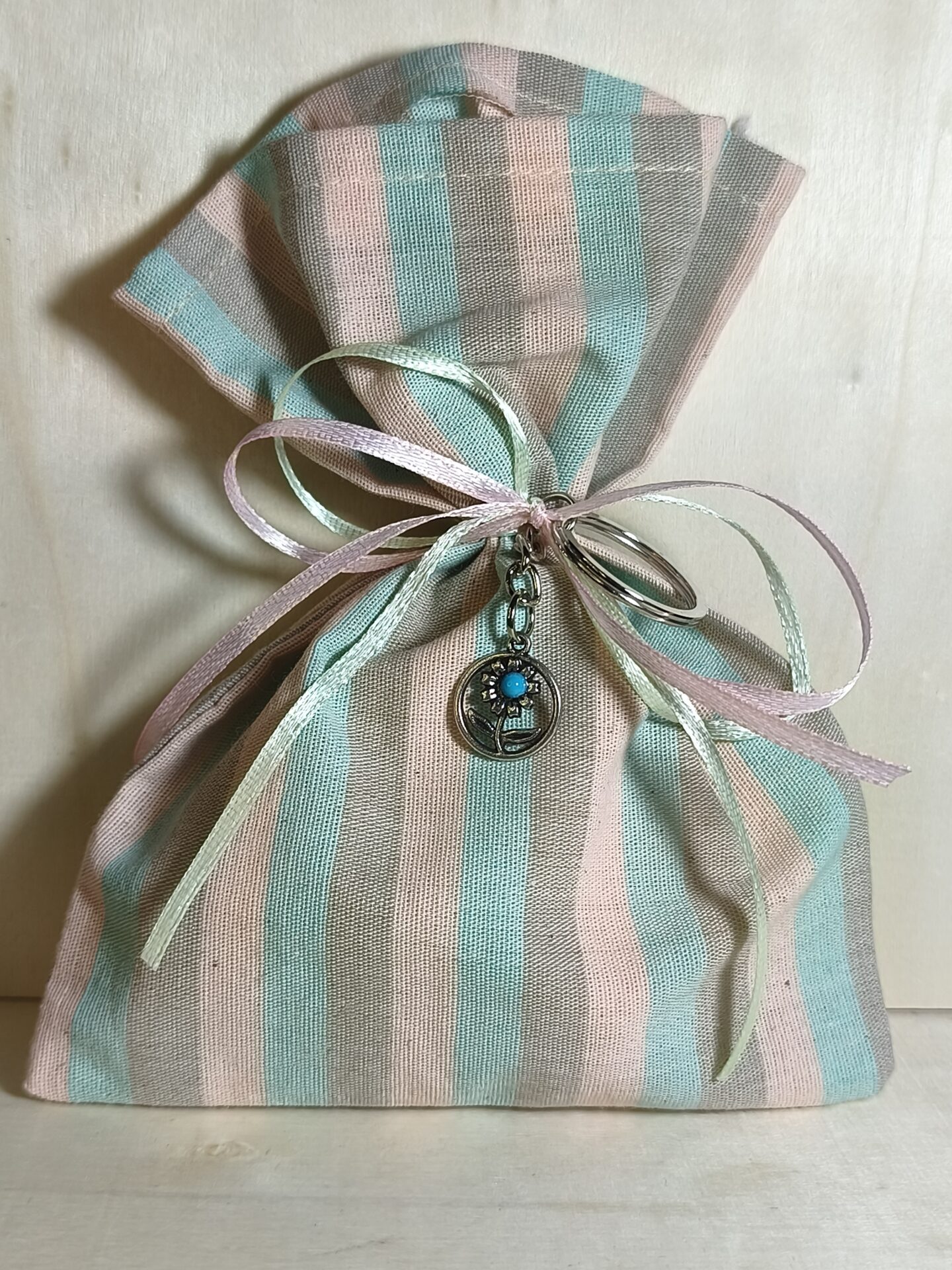 Mπομπονιερα Βαπτισης Πουγκι Ριγε 13χ17cm+Λουλυδακι Μπρελοκ