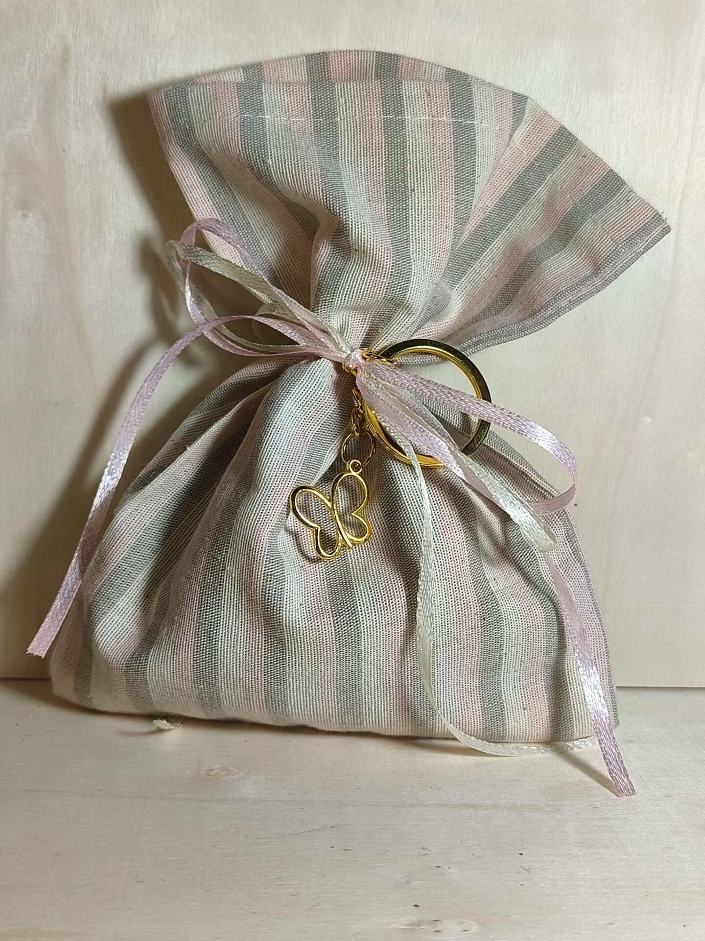 Mπομπονιερα Βαπτισης Πουγκι Ριγε+Πεταλουδα Μπρελοκ