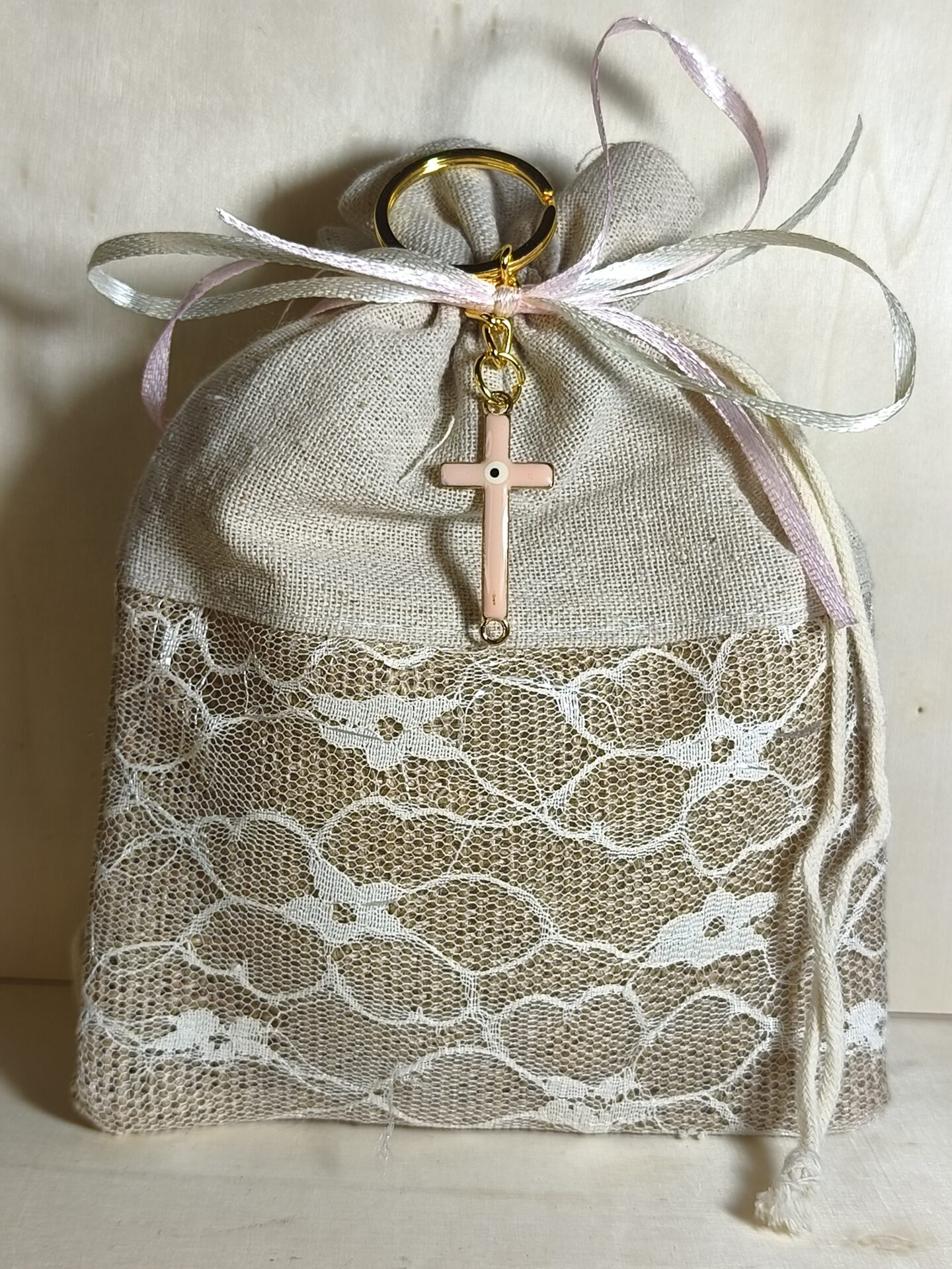 Mπομπονιερα Βαπτισης Πουγκι Λινο Δαντελα+Σταυρος Μπρελοκ