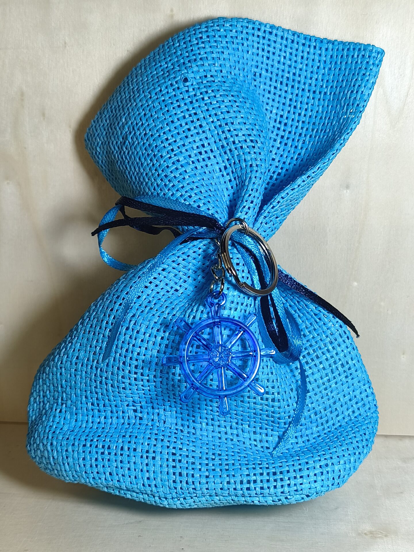 Μπομπονιερα Βαπτισης Πουγκι Ψαθα+Τιμονι Μπρελοκ