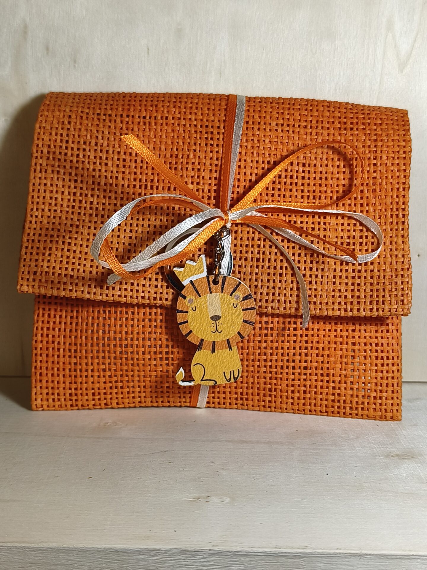 Mπομπονιερα Βαπτισης Πουγκι Ψαθα+Λιονταρακι Μαγνητακι