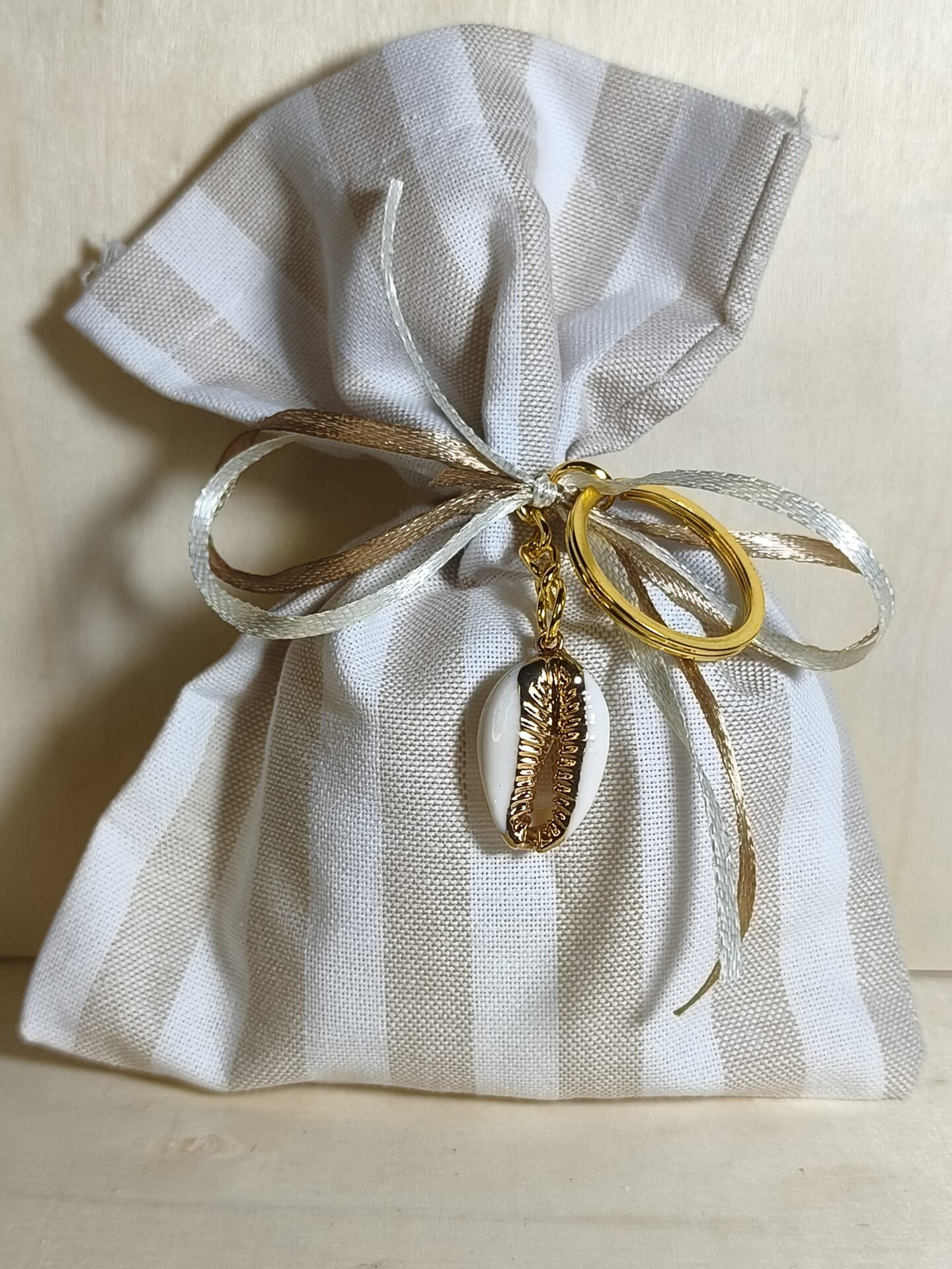 Mπομπονιερα Βαπτισης Πουγκι Ριγε+Κοχυλι Μπρελοκ