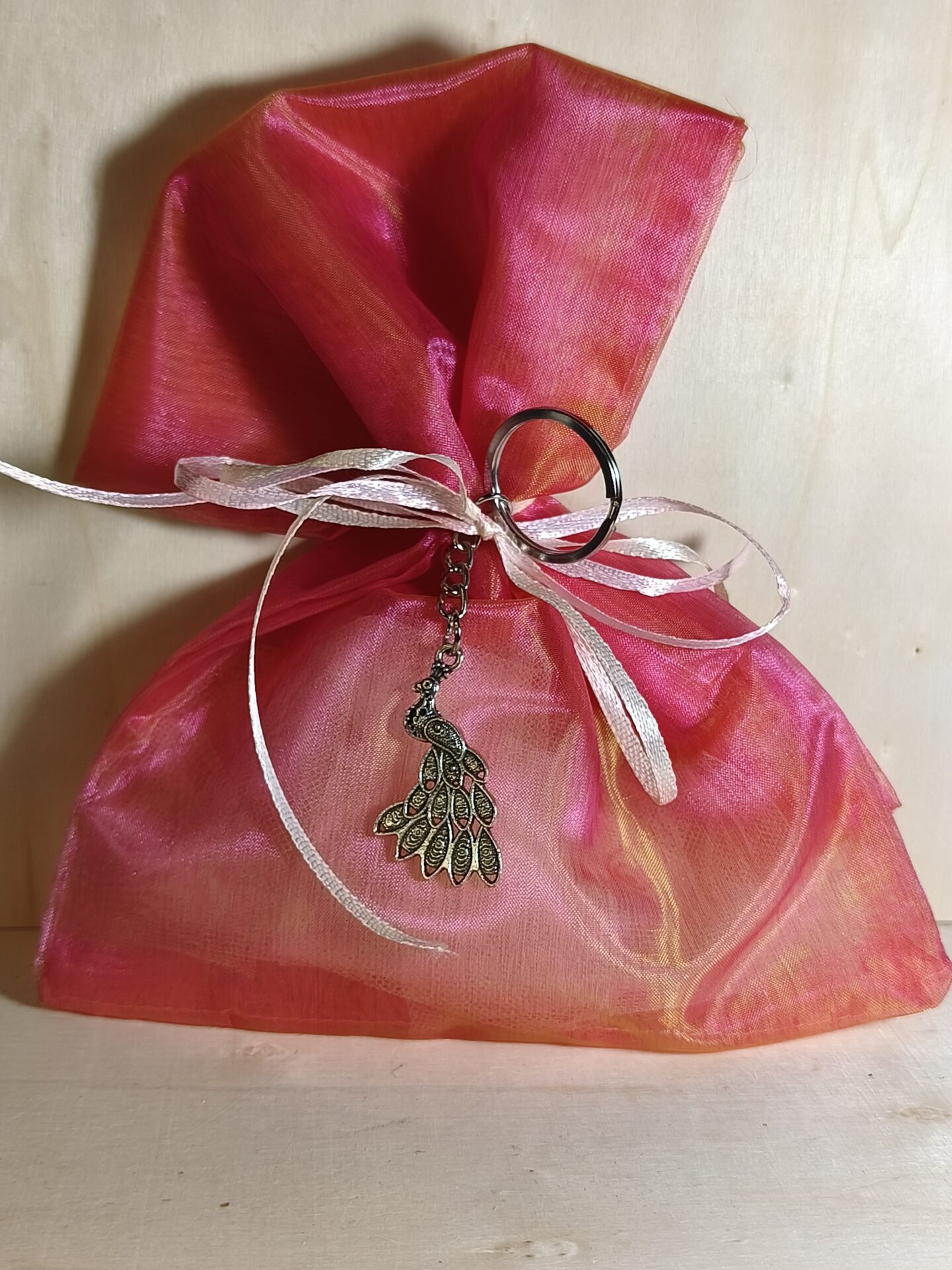 Mπομπονιερα Βαπτισης Πουγκι Οργαντινε+Παγωνι Μπρελοκ