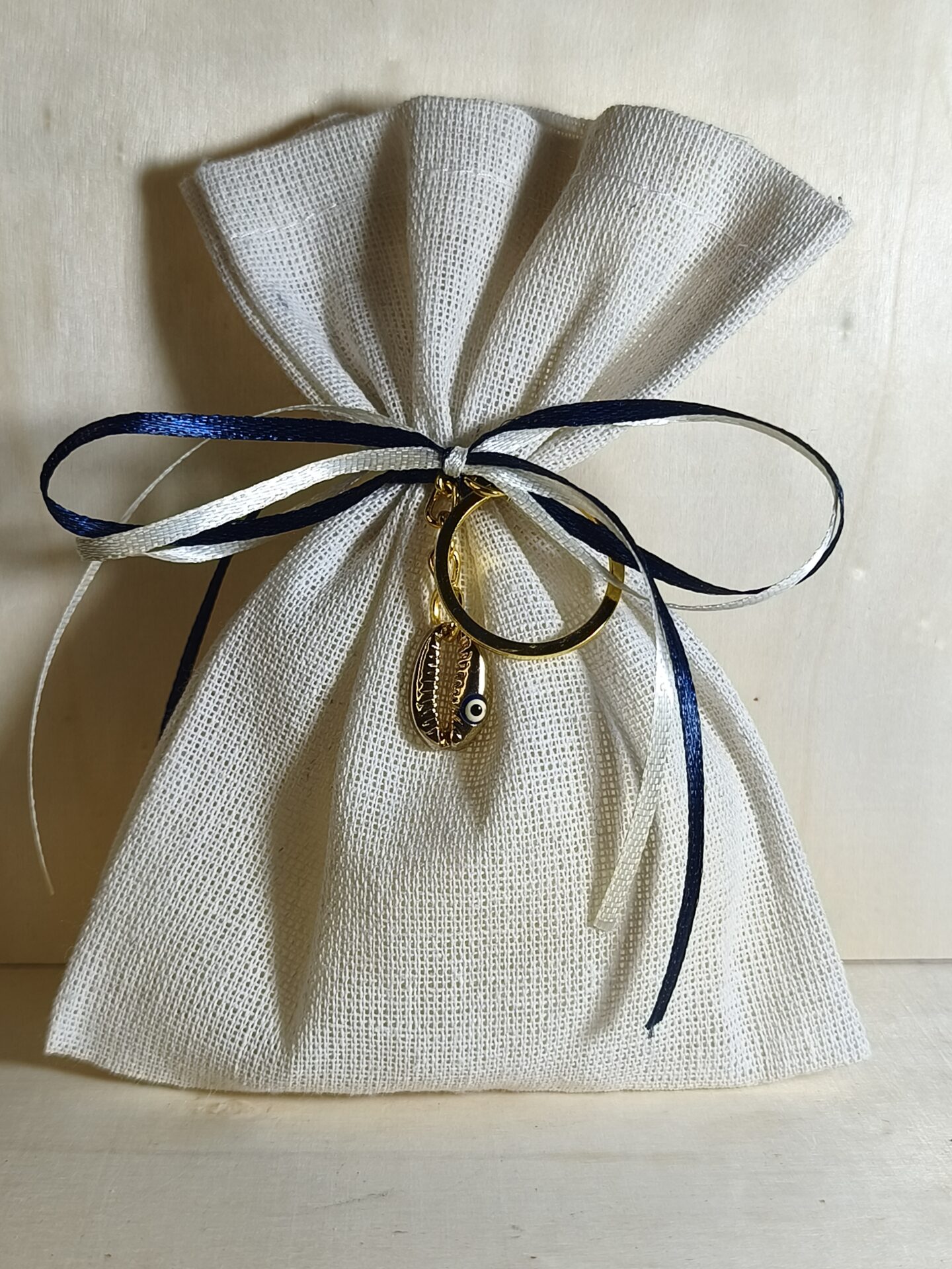 Mπομπονιερα Βαπτισης Πουγκι Λινο+Κοχυλι Με Ματακι Μπρελοκ