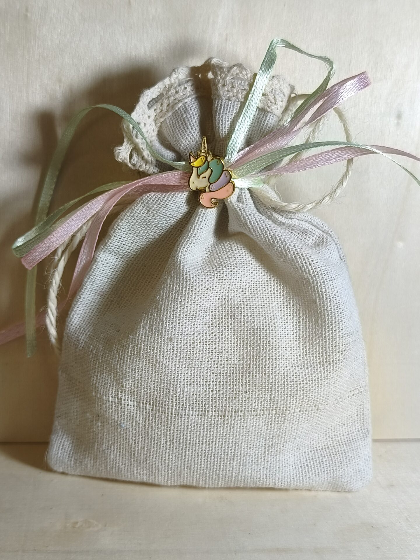 Mπομπονιερα Βαπτισης Πουγκι Λινο Με Δαντελιτσα+Μονοκερος Καρφιτσα