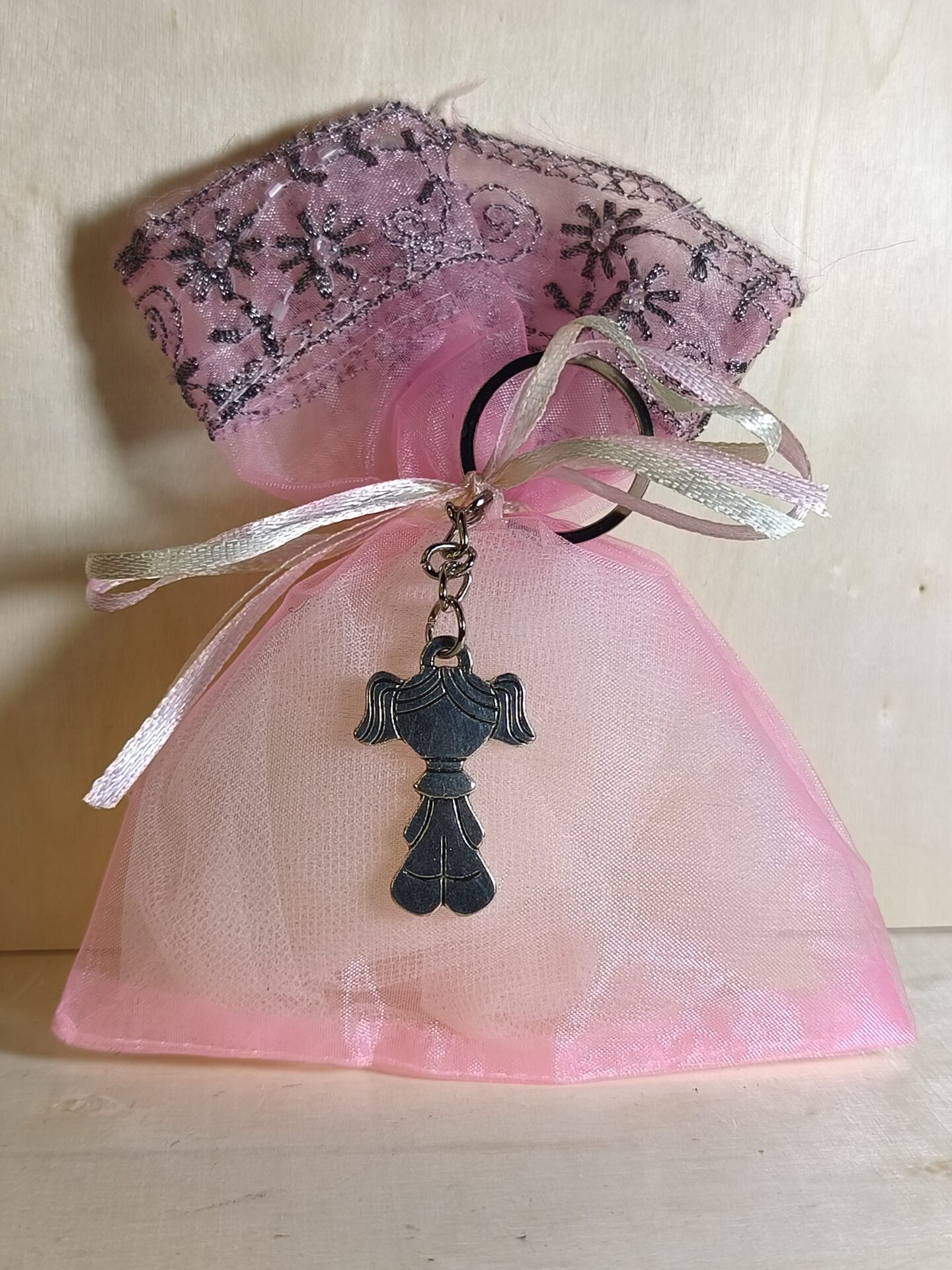 Mπομπονιερα Βαπτισης Πουγκι Οργαντινα με χαντρες+Κοριτσακι Μπρελοκ