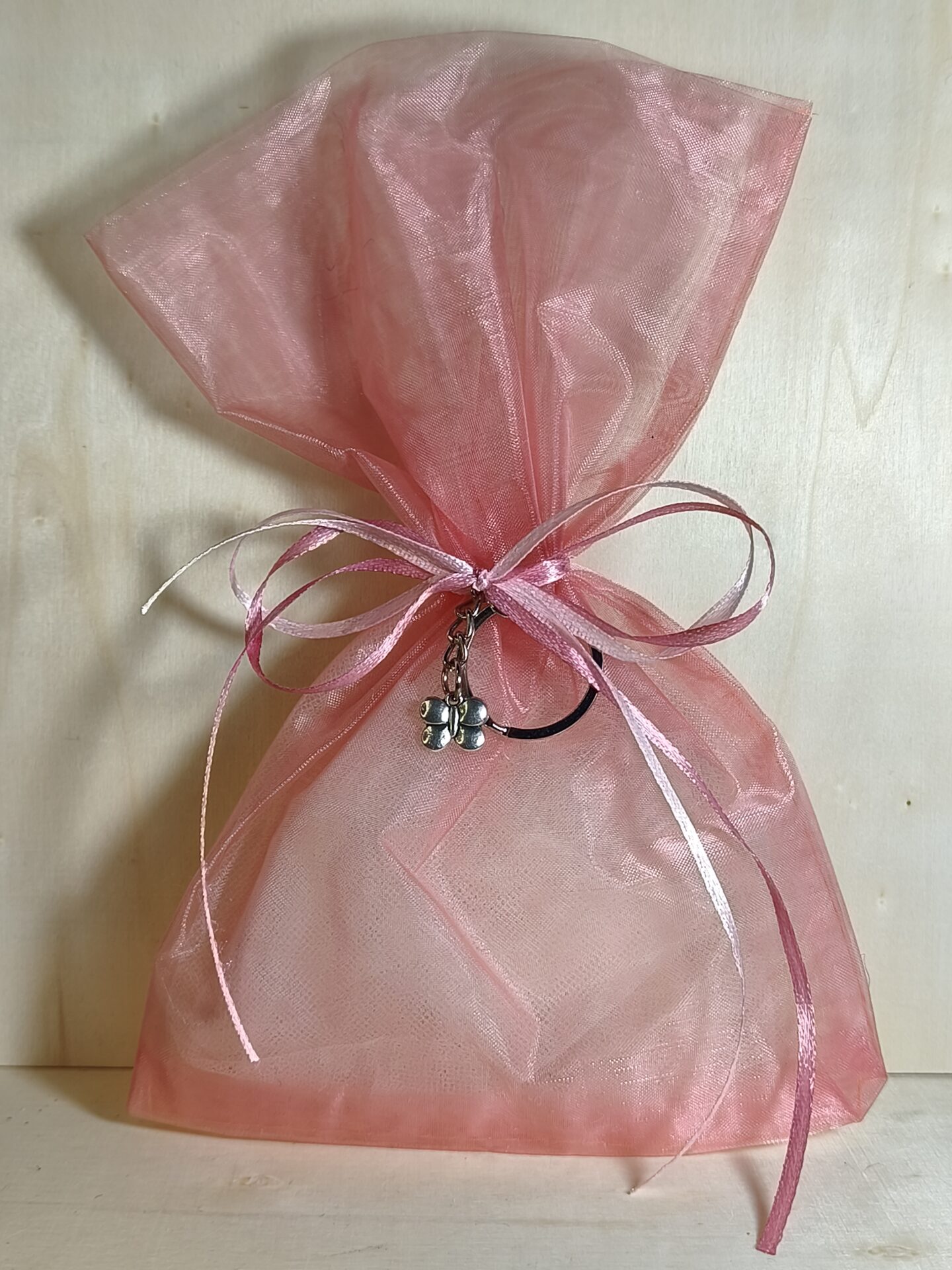 Mπομπονιερα Βαπτισης Πουγκι Οργαντινα+Πεταλουδα Μπρελοκ