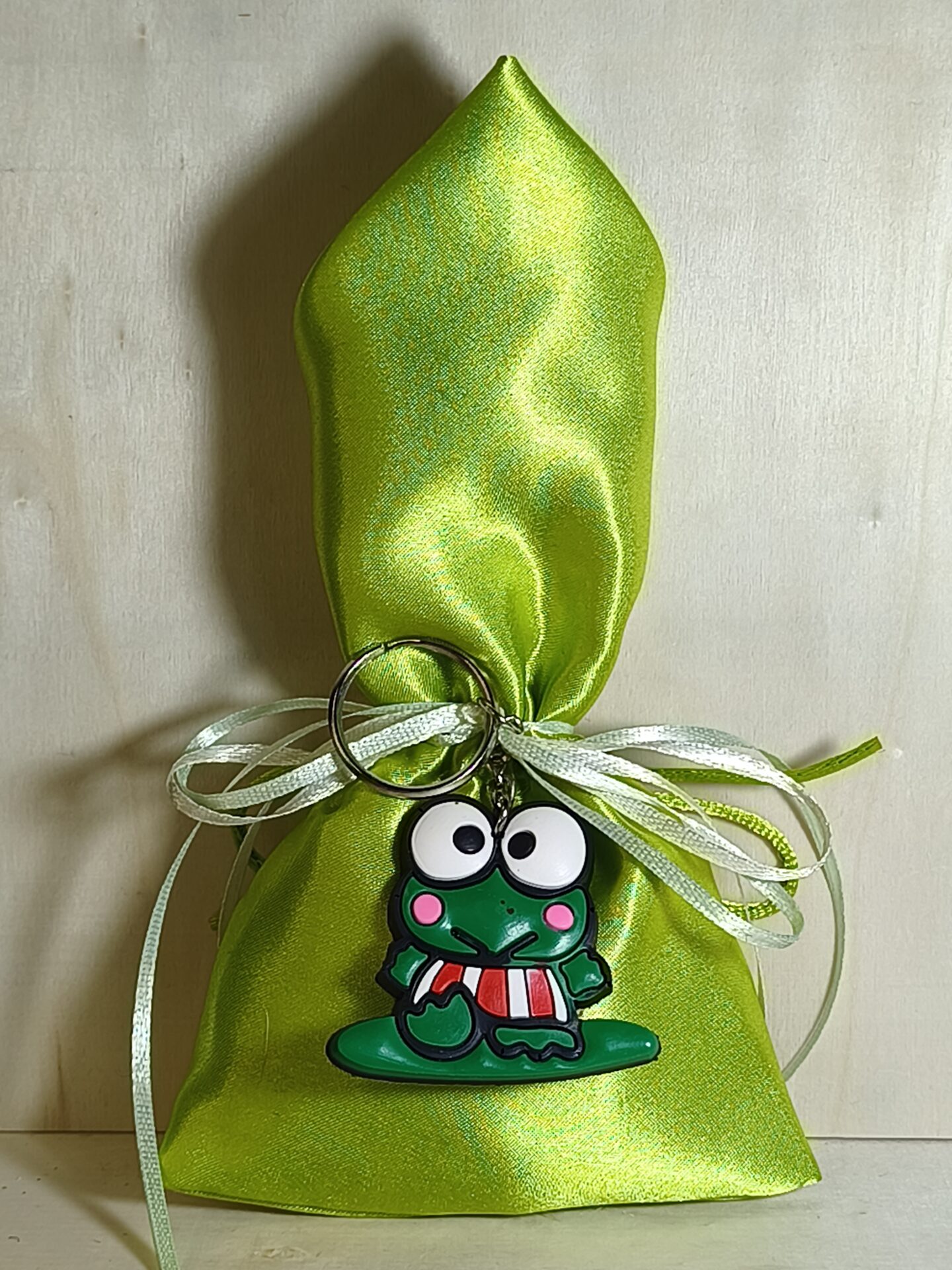 Mπομπονιερα Βαπτισης Πουγκι Σατεν+Βατραχακι Μπρελοκ