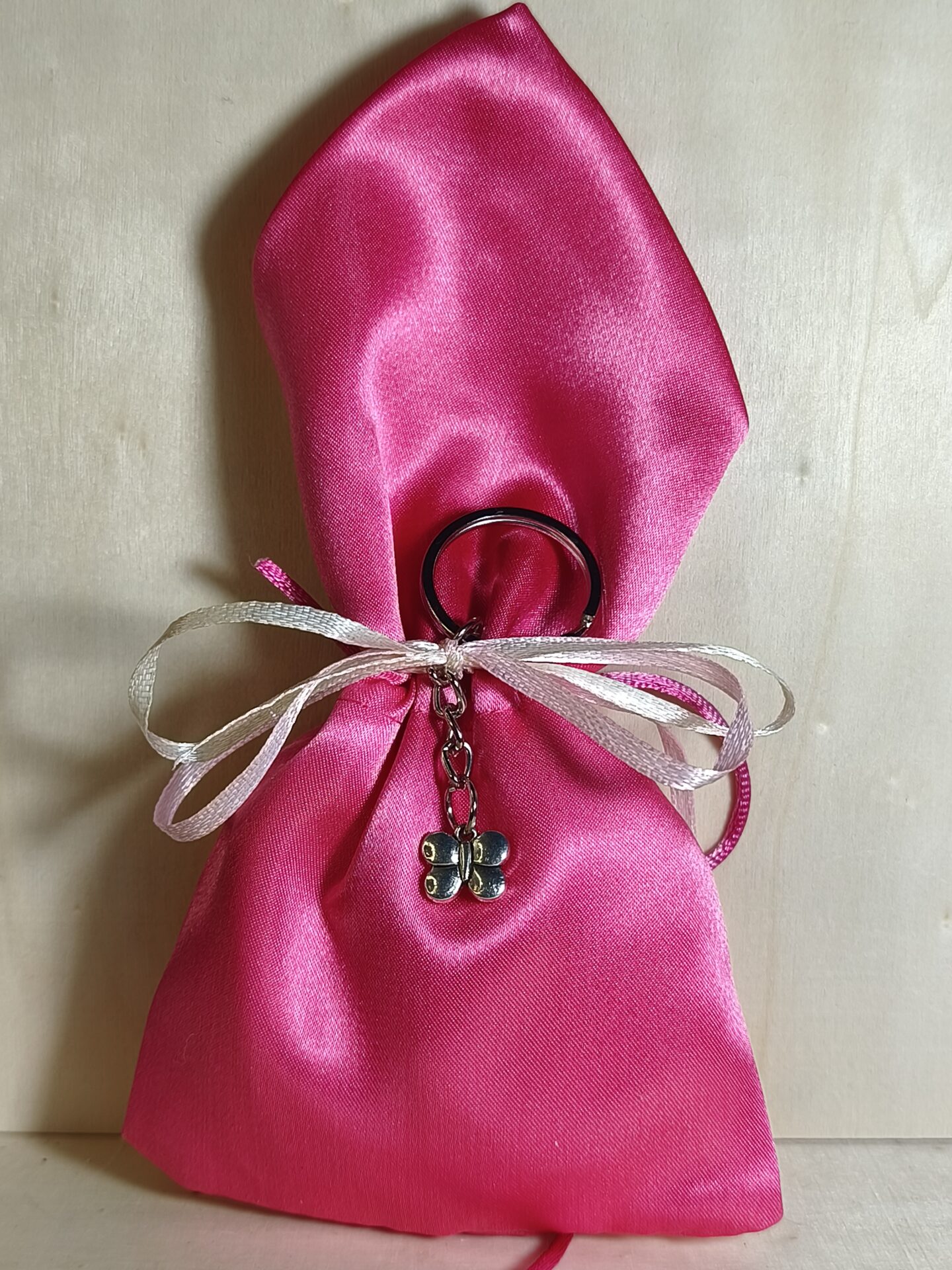 Mπομπονιερα Βαπτισης Πουγκι Σατεν+Πεταλουδα Μπρελοκ