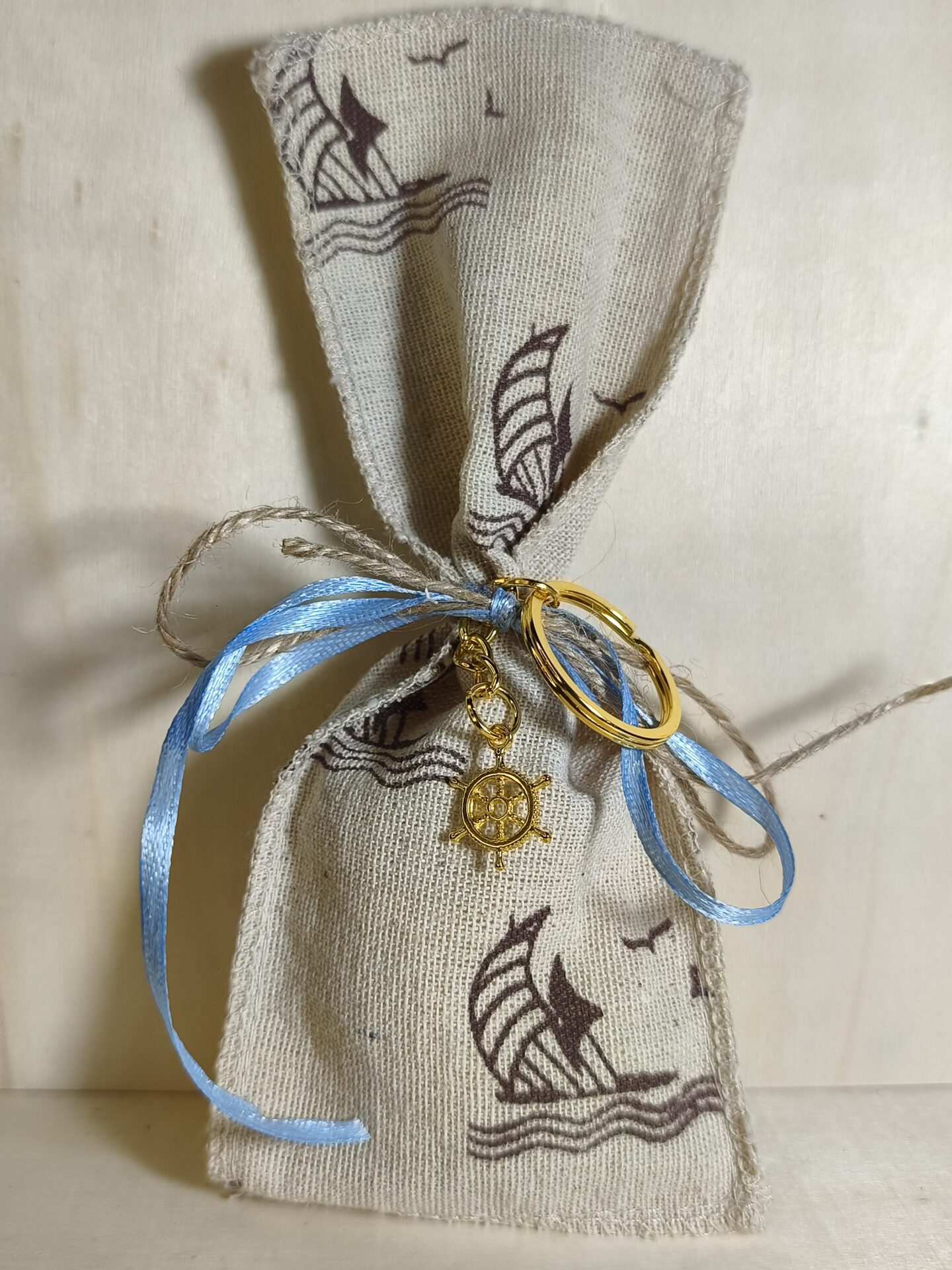 Mπομπονιερα Βαπτισης Πουγκι Λινο+Τιμονι Μπρελοκ