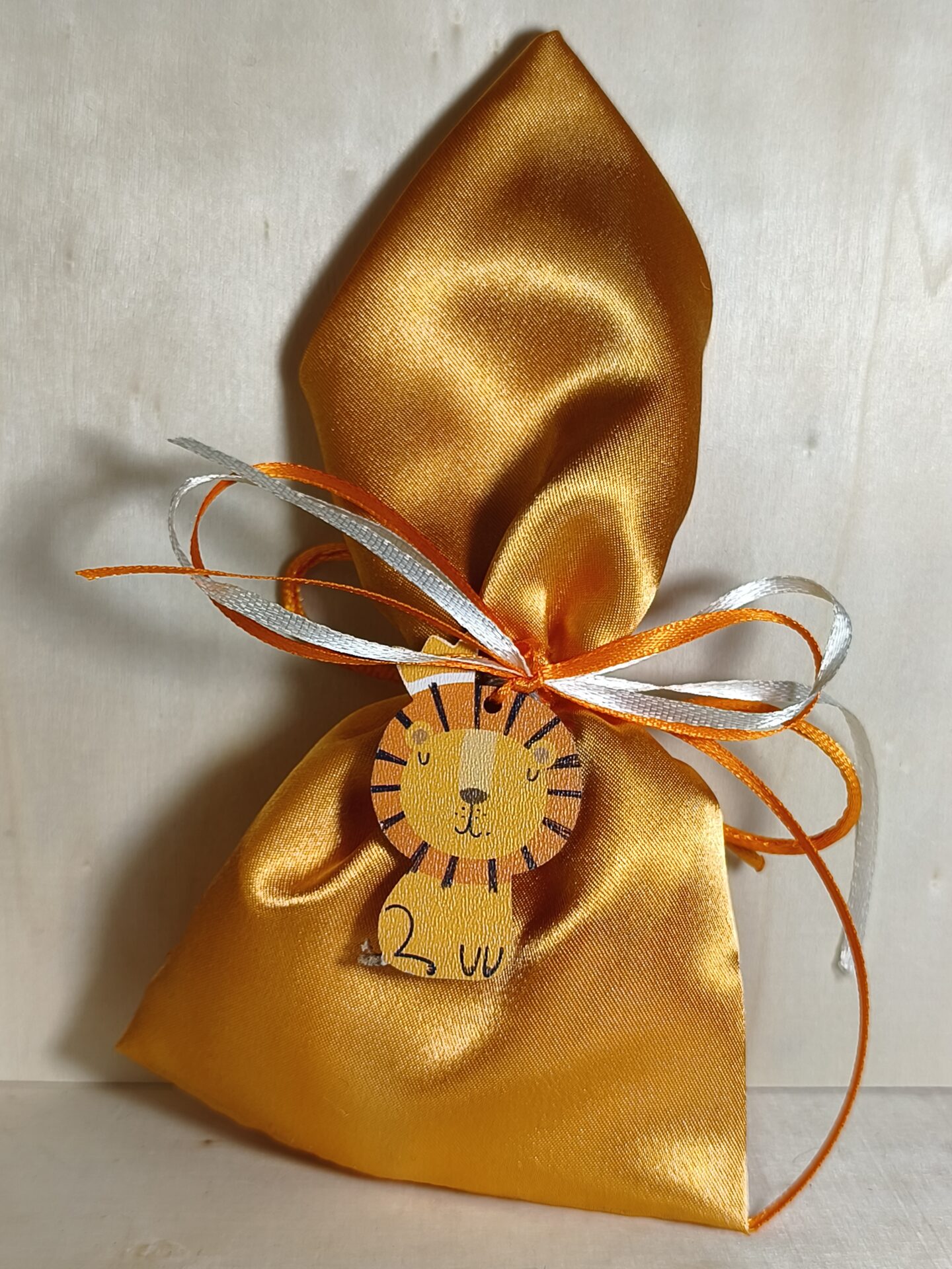 Mπομπονιερα Βαπτισης Πουγκι Σατεν+Λιονταρακι Μαγνητακι