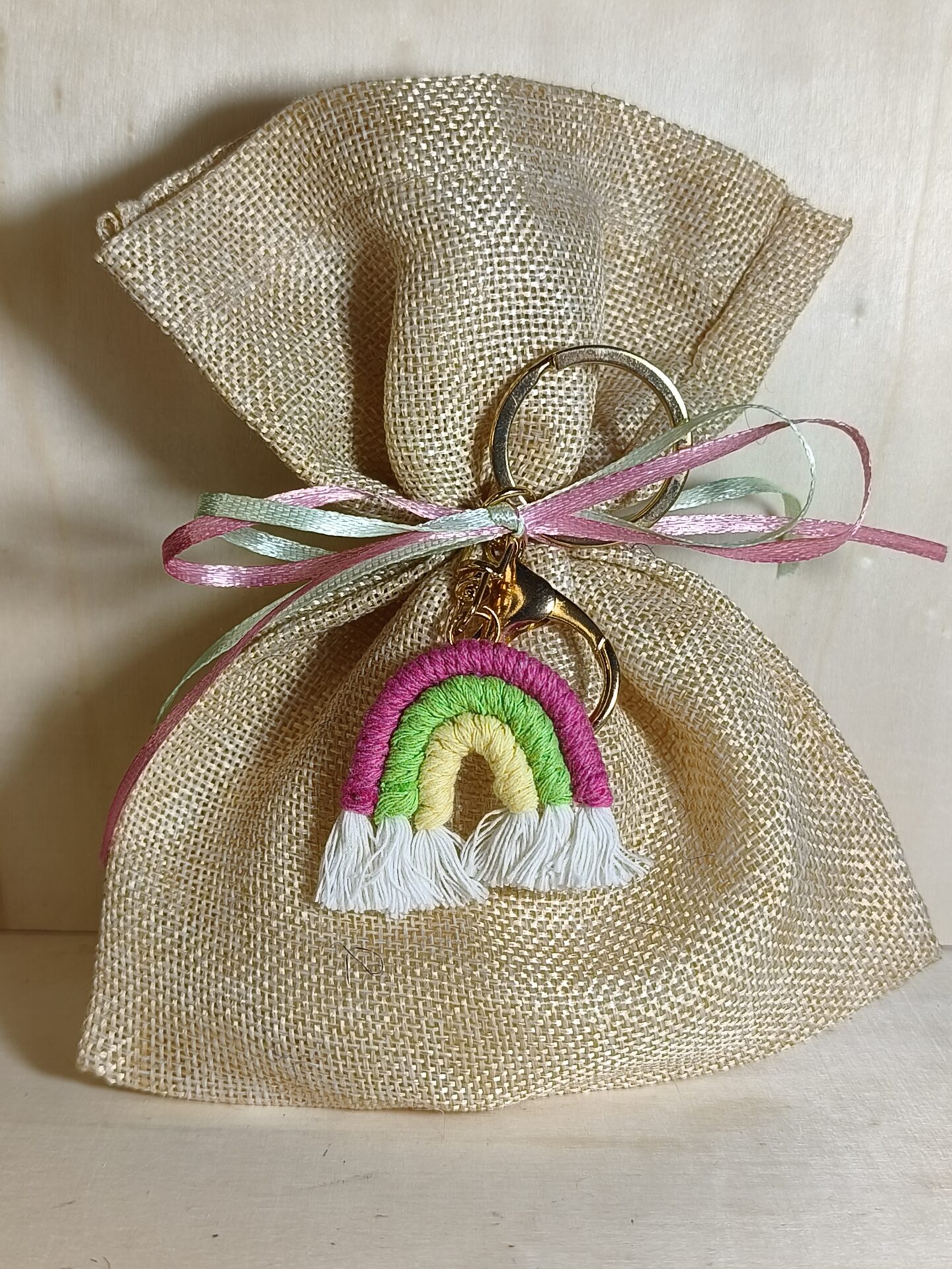 Mπομπονιερα Βαπτισης Πουγκι Καμβας+Ουρανιο Τοξο Μακραμε Μπρελοκ