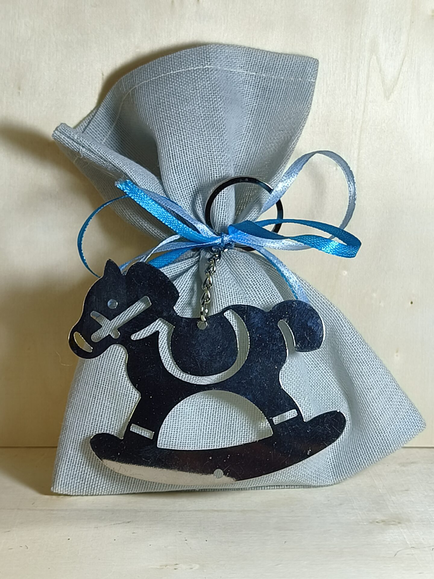 Mπομπονιερα Βαπτισης Πουγκι Γαζα +Αλογακι Ασημι Μπρελοκ