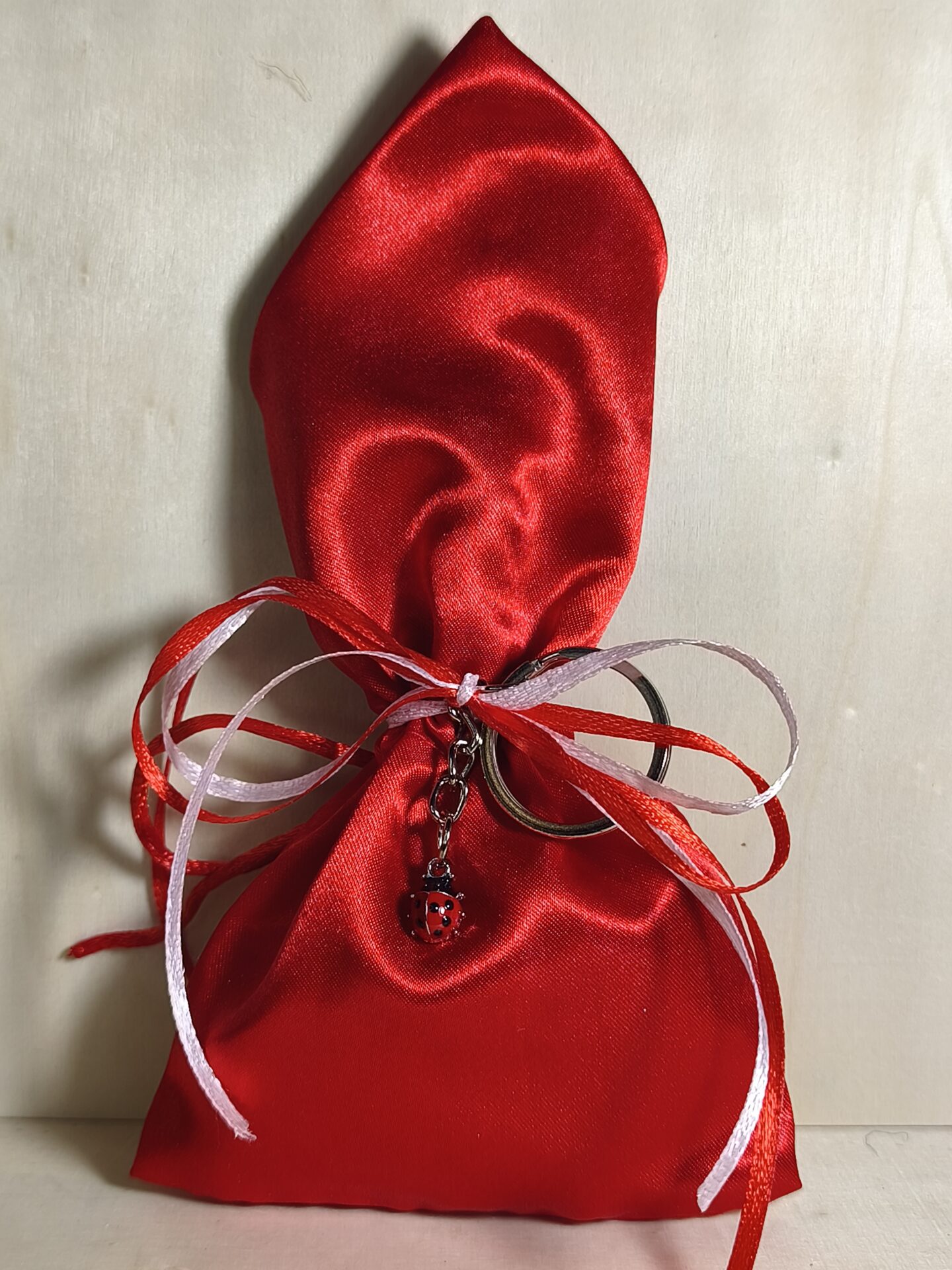 Mπομπονιερα Βαπτισης Πουγκι Σατεν+Πασχαλιτσα Μπρελοκ