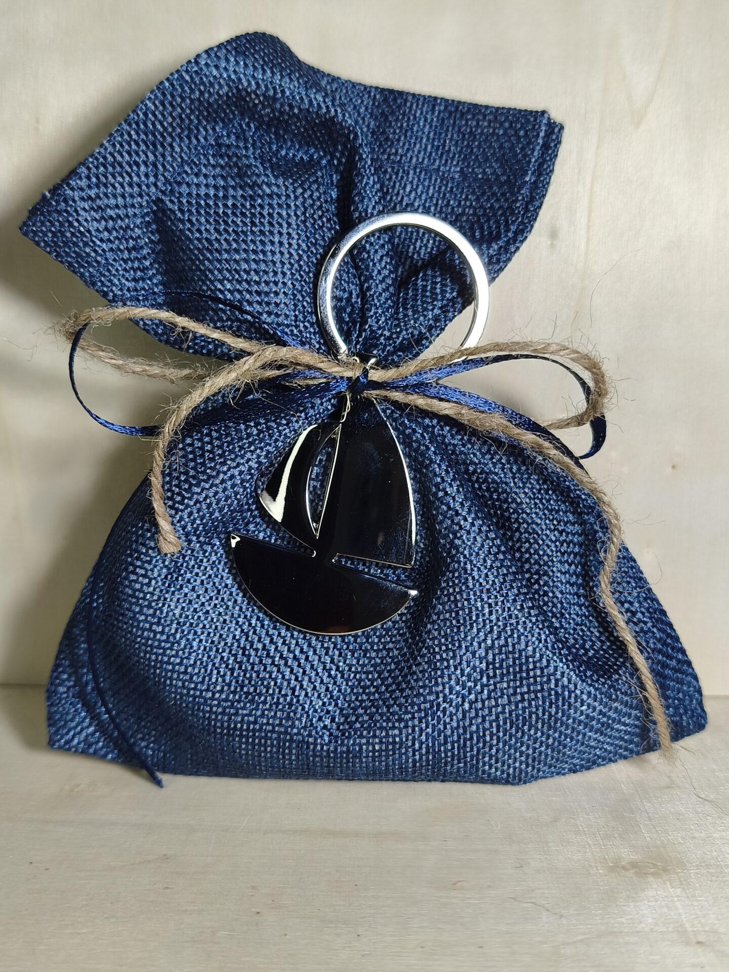 Mπομπονιερα Βαπτισης Πουγκι Καμβας+Καραβι Ασημι Μπρελοκ