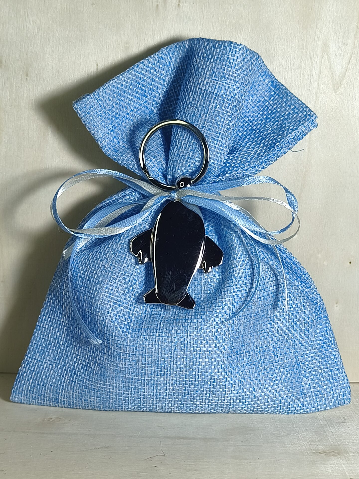 Mπομπονιερα Βαπτισης Πουγκι Καμβας+Αεροπλανο Ασημι Μπρελοκ