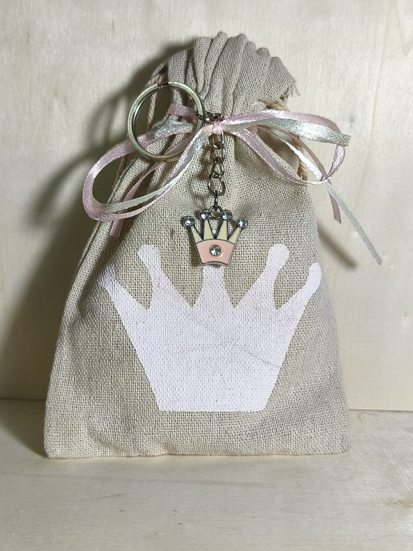 Mπομπονιερα Βαπτισης Πουγκι Λινο Κορωνα+Μπρελοκ Κορωνα