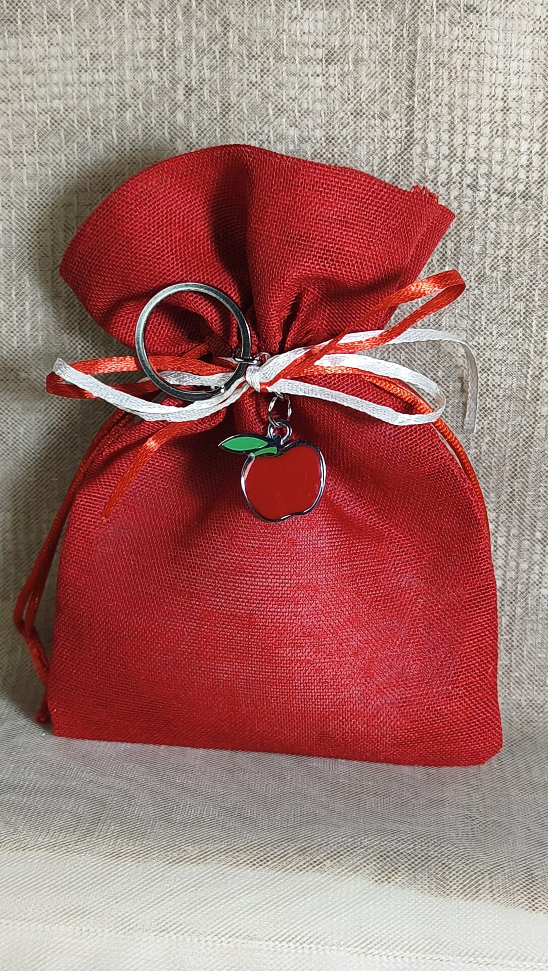 Mπομπονιερα Βαπτισης Πουγκι Βαμβακερο+Μηλο Μπρελοκ