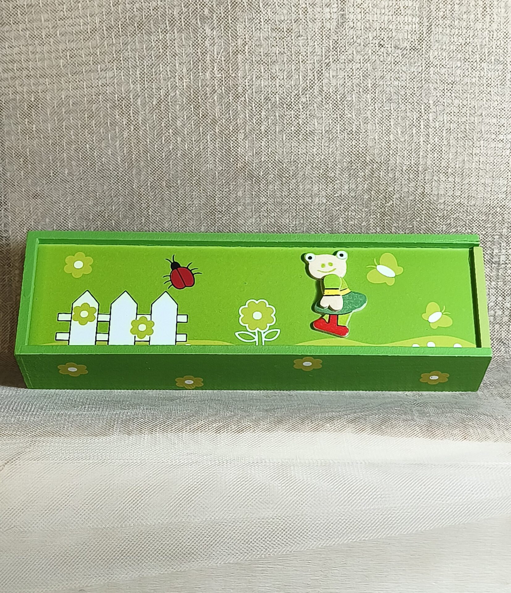 Mπομπονιερα Βαπτισης Βατραχακι Κασετινα Με 2 Μολυβια κ Χαρακα