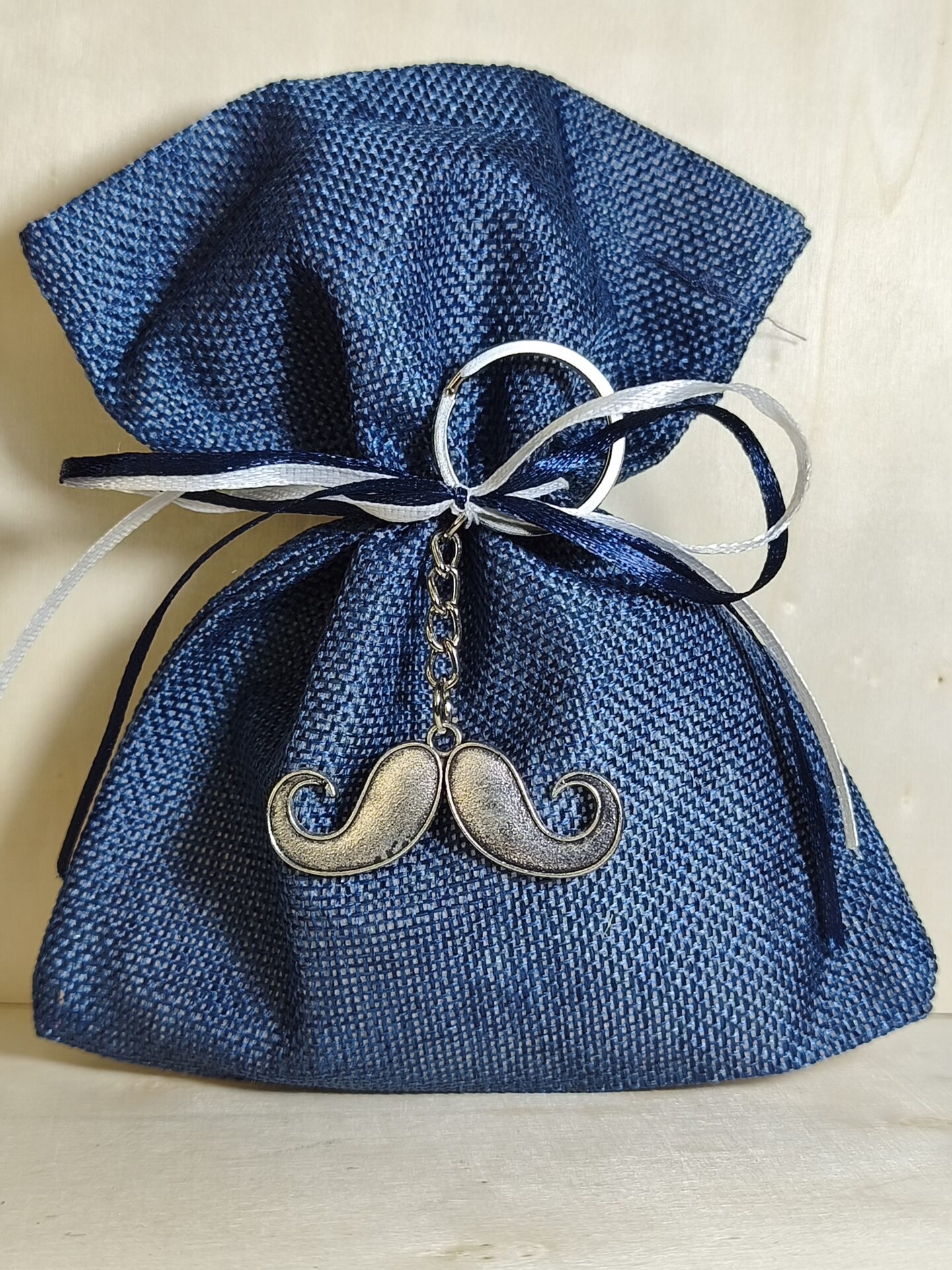 Mπομπονιερα Βαπτισης Πουγκι Καμβας+Μουστακι Μπρελοκ