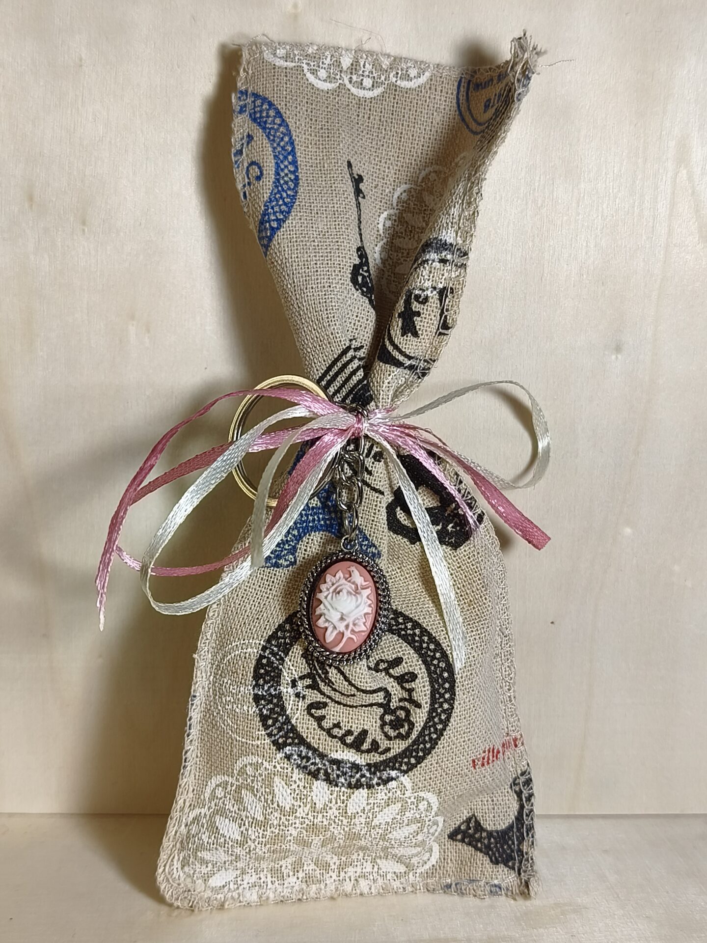 Mπομπονιερα Βαπτισης Πουγκι Λινο+Λουλουδακι Μπρελοκ