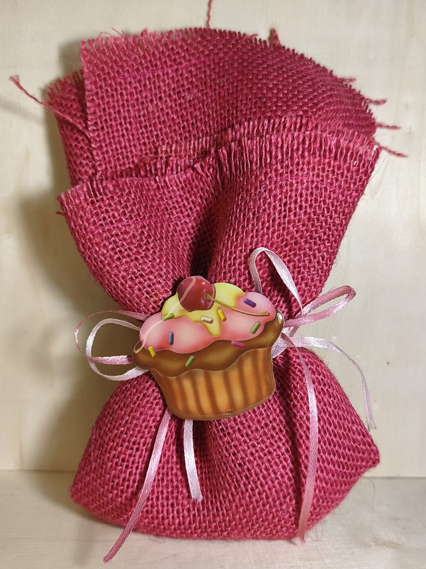 Mπομπονιερα Βαπτισης Μανηλι Λινατσα+Cup Cake Mαγνητακι